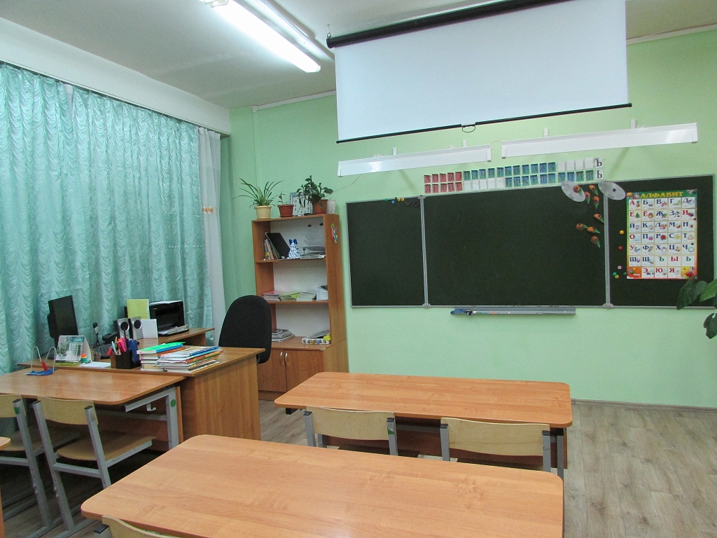 Школа номер 2 кабинеты. Кабинет начальной школы. Классный кабинет в школе. Учебная зона в начальной школе. Интерьер классной комнаты в школе.