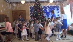 Рождественский хоровод в исполнении детей средних групп