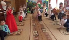 Танец "Девчонки-мальчишки" исполняют дети гр. №9